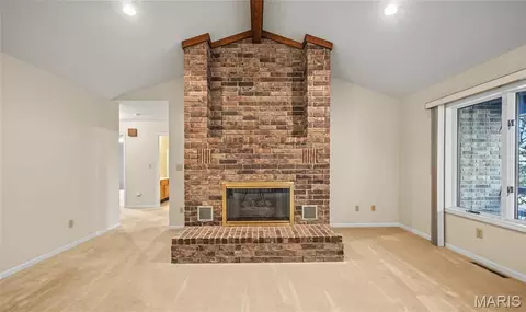 Living - 616 Brighton Ct, Rolla, MO 65401 photo 4 of 6