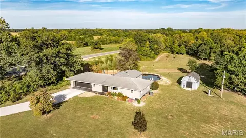 115 Schoeneman Rd, Shipman, IL 62685