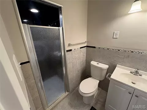 Bath - 8410 Bayberry Dr, Berkeley, MO 63134 photo 1 of 4