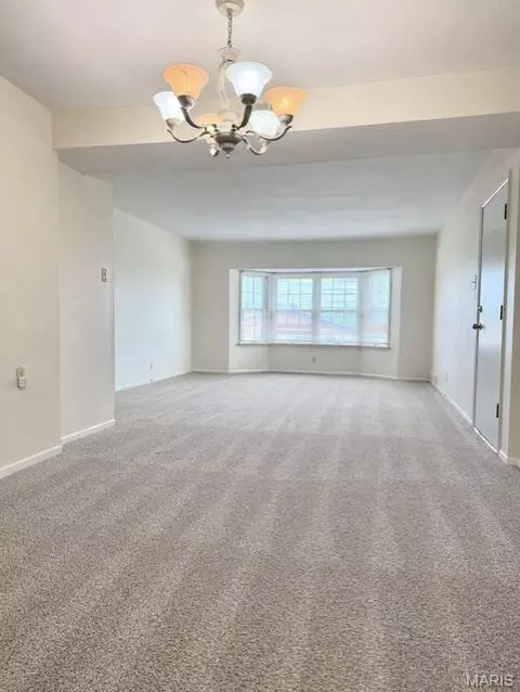 Living - 611 Thunderbird Ct, Chesterfield, MO 63017 photo 1 of 2