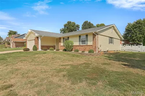 6834 Black Water Dr, Saint Louis, MO 63129