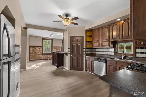 Entry Way - 5129 S Compton Ave, Saint Louis, MO 63111 photo 4 of 12