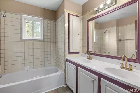 Bath - 5129 S Compton Ave, Saint Louis, MO 63111 photo 2 of 2