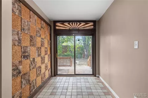 Entry Way - 5129 S Compton Ave, Saint Louis, MO 63111 photo 3 of 12