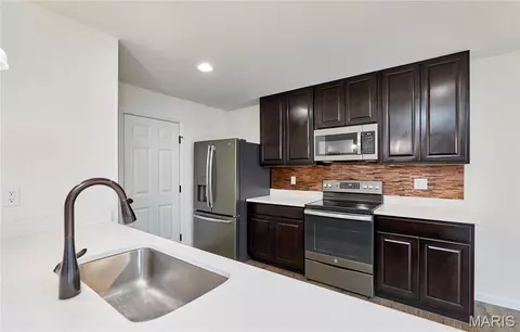 Kitchen - 526 Brookside Forest Ct, O'fallon, MO 63366 photo 4 of 6