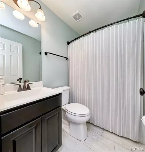 Bath - 526 Brookside Forest Ct, O'fallon, MO 63366 photo 2 of 2