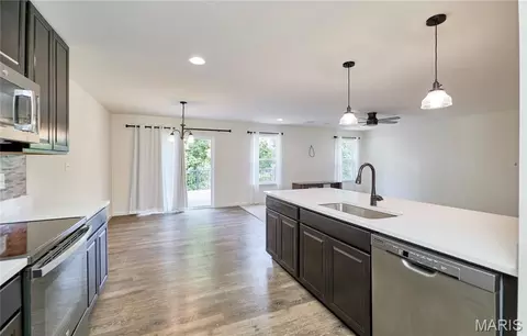 Kitchen - 526 Brookside Forest Ct, O'fallon, MO 63366 photo 5 of 6