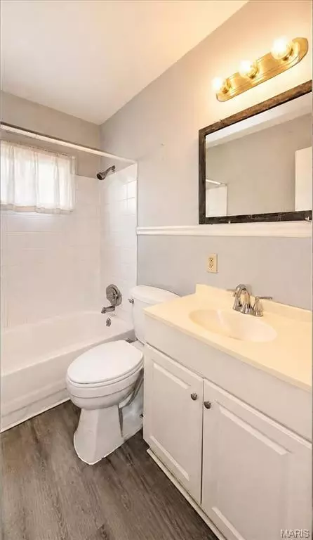 Bath - 220 Ruggles Rd, Ferguson, MO 63135 photo 2 of 3