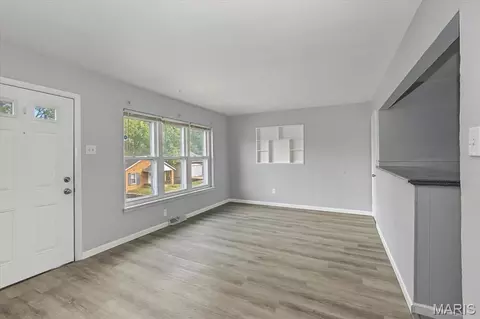 Living - 220 Ruggles Rd, Ferguson, MO 63135 photo 2 of 4