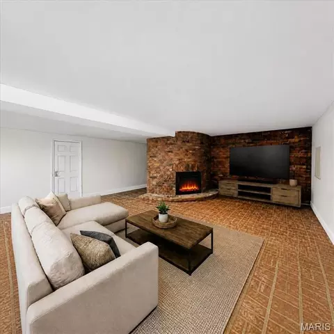 Living - 220 Ruggles Rd, Ferguson, MO 63135 photo 4 of 4