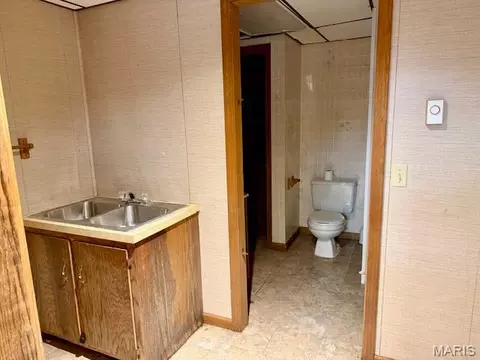 Bath - 2130 Ridge Rd, Jackson, MO 63755 photo 2 of 3