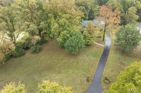9320 Lincoln Dr, Sunset Hills, MO 63127
