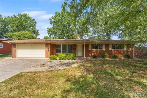 54 Bedford Dr, Belleville, IL 62226