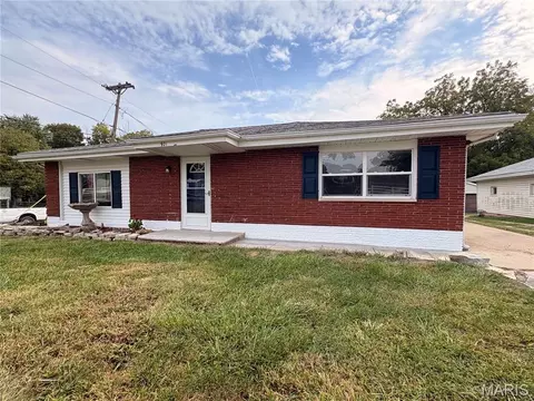 921 N Stanley Rd, Cottage Hills, IL 62018