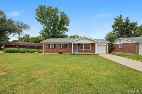 637 Norma Dr, Saint Charles, MO 63301
