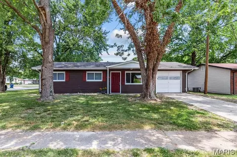1395 Bluebird Dr, Florissant, MO 63031