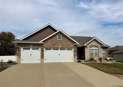 105 Stonebridge Crossing Dr, Maryville, IL 62062