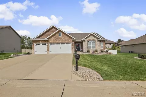 105 Stonebridge Crossing Dr, Maryville, IL 62062