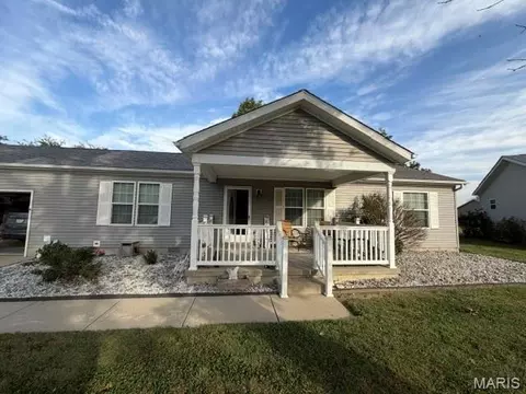 937 W Maple St, Nashville, IL 62263