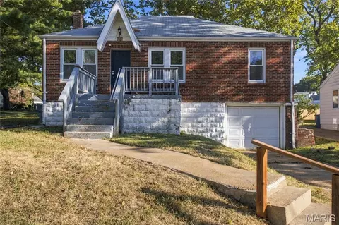 45 Reasor Dr, Saint Louis, MO 63135