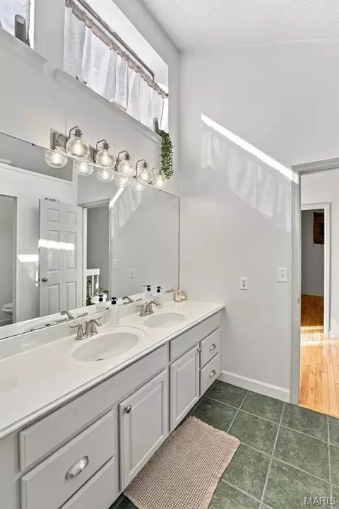 Bath - 103 Hemingway Ln #B, Weldon Spring, MO 63304 photo 5 of 6