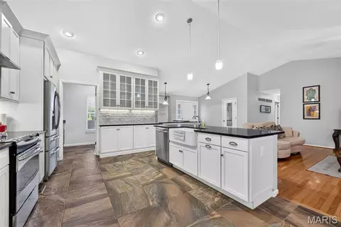 1092 Johanna Dr, Ballwin, MO 63021 photo 3