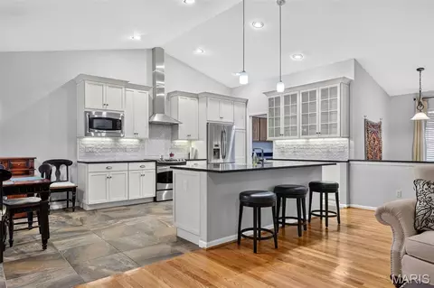 1092 Johanna Dr, Ballwin, MO 63021 photo 2
