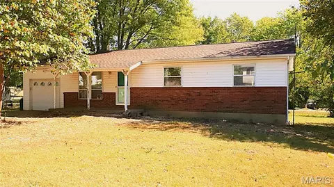 212 E Hillside Dr, Farmington, MO 63640