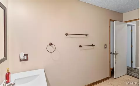 Bath - 22885 Hickerson Dr, Saint Robert, MO 65584 photo 2 of 3
