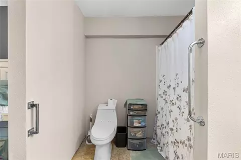 Bath - 123 W 5th St, Roxana, IL 62084 photo 3 of 3