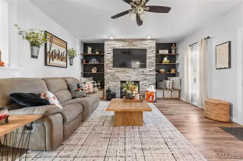 Living - 123 W 5th St, Roxana, IL 62084 photo 1 of 2
