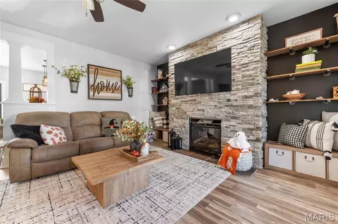 Living - 123 W 5th St, Roxana, IL 62084 photo 2 of 2