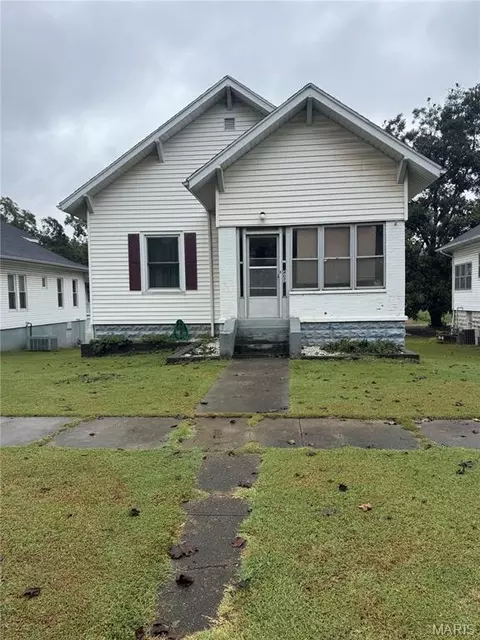 407 E Maple St, Scott City, MO 63780