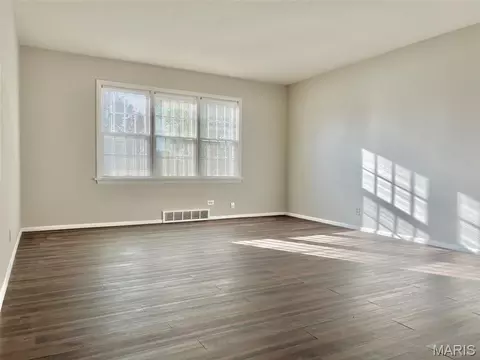 Living - 612 Thunderbird Ct, Chesterfield, MO 63017 photo 2 of 3