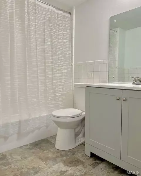 Bath - 612 Thunderbird Ct, Chesterfield, MO 63017 photo 1 of 2