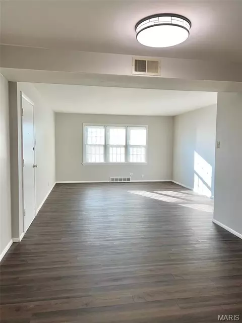 Living - 612 Thunderbird Ct, Chesterfield, MO 63017 photo 1 of 3