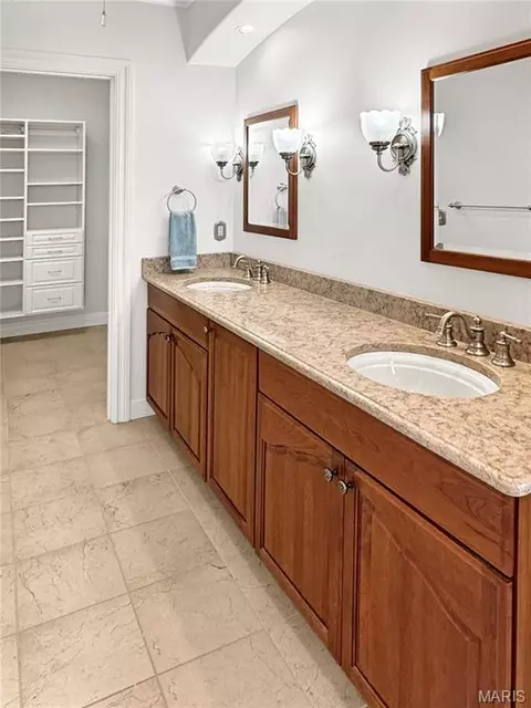 Bath - 524 W Front St, Washington, MO 63090 photo 7 of 10