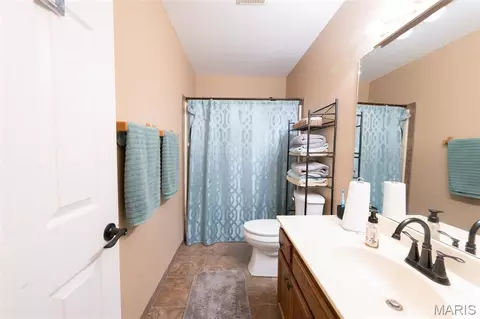 Bath - 1606 Amber Pl, Rolla, MO 65401 photo 2 of 4