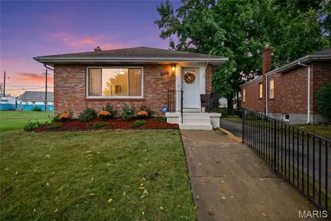 7912 Pembroke Dr, Affton, MO 63123
