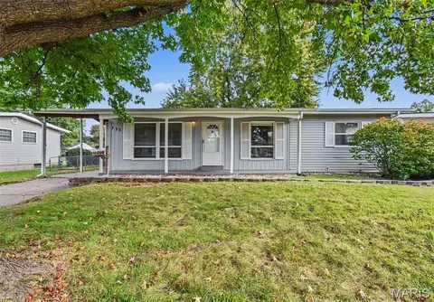 735 Starlet Dr, Florissant, MO 63031