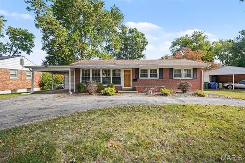 285 W Saint Anthony Ln, Florissant, MO 63031