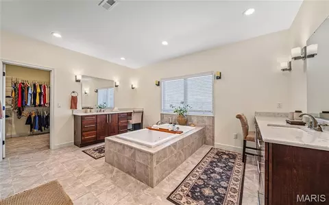 Bath - 10382 Concord Cir, Rolla, MO 65401 photo 4 of 7