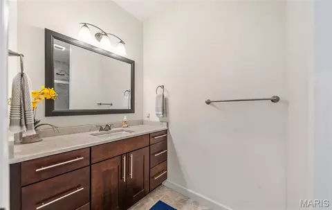 Bath - 10382 Concord Cir, Rolla, MO 65401 photo 2 of 7