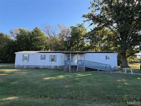 324 S Main St, Saint Elmo, IL 62458