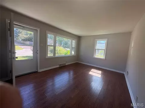 Living - 345 Fair St, Washington, MO 63090 photo 1 of 2