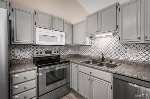 Kitchen - 11 Mallard Pointe Dr, O'fallon, MO 63368 photo 2 of 2