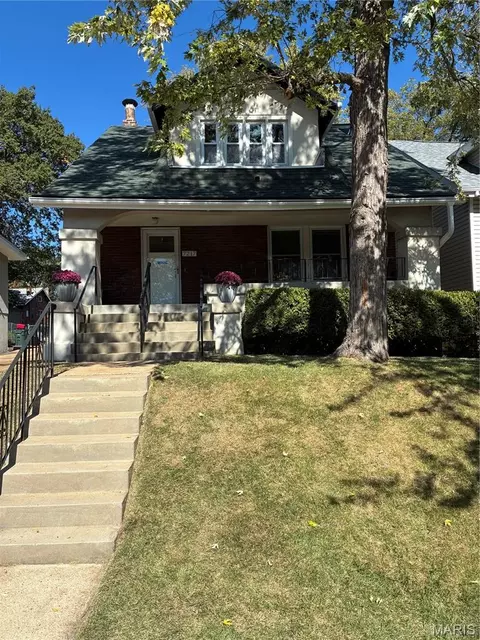 7217 Zephyr Pl, Maplewood, MO 63143