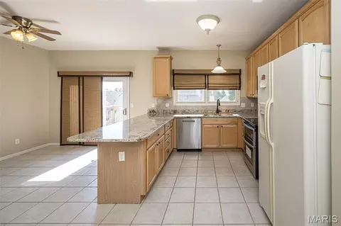 Kitchen - 84 Reuben Ct, O'fallon, MO 63376 photo 6 of 7