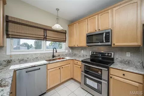 Kitchen - 84 Reuben Ct, O'fallon, MO 63376 photo 3 of 7