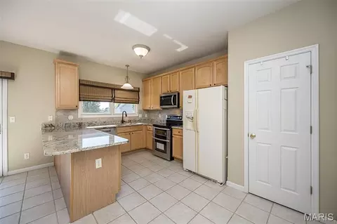 Kitchen - 84 Reuben Ct, O'fallon, MO 63376 photo 5 of 7